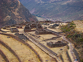 Pisac, ruiny nad údolím Urubamby