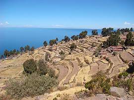 terasy na severním pobeí Isla Taquile