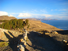 chodník kopírující pobeí Isla del Sol